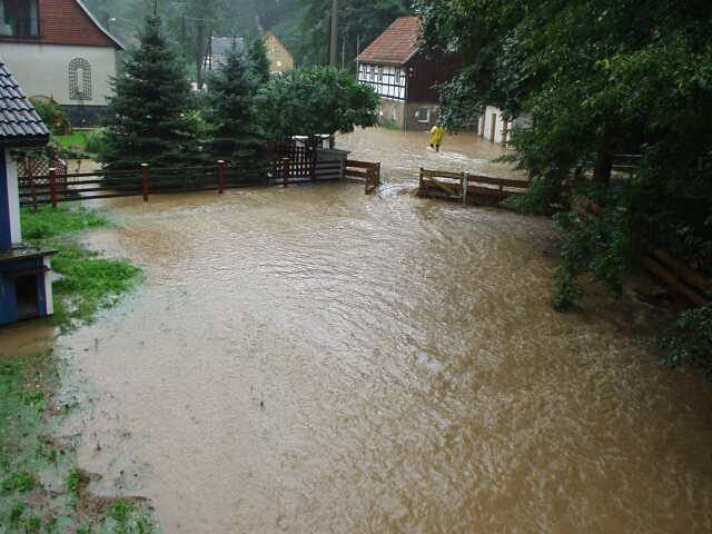 Am 12.August2002 vor meinem Mietshaus...